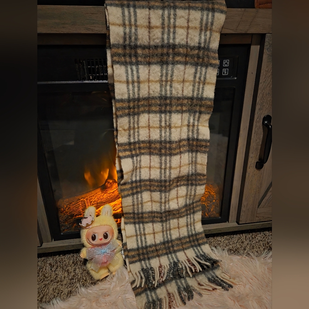 BURBERRY Authentic Vintage Beige Check 100% Lambswool Scarf